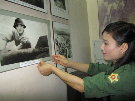 Cha và con (hướng dẫn viên Vương Thị Thương trước di ảnh của cha - liệt sĩ phá bom Vương Đình Nhỏ)