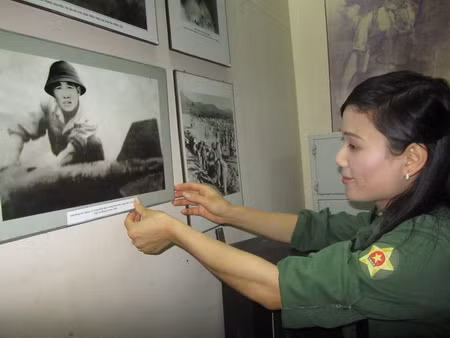 Cha và con (hướng dẫn viên Vương Thị Thương trước di ảnh của cha - liệt sĩ phá bom Vương Đình Nhỏ) Cha và con (hướng dẫn viên Vương Thị Thương trước di ảnh của cha - liệt sĩ phá bom Vương Đình Nhỏ)