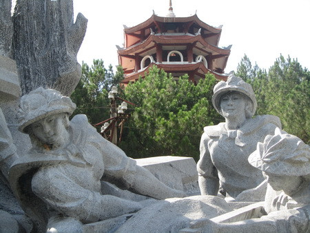 Cụm tượng đài và tháp chuông Đồng Lộc