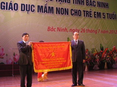 Bắc Ninh đón cờ công nhận đạt chuẩn PCGDMN cho trẻ 5 tuổi