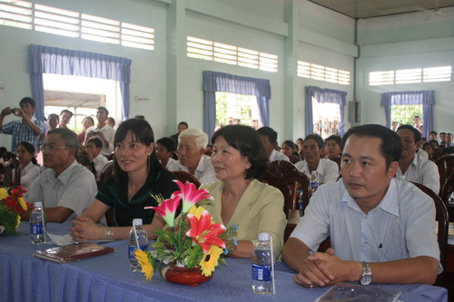 Lãnh đạo Sở GD& ĐT, UBND huyện Trà Cú cùng Phòng GD& ĐT đến dự buổi lễ