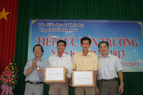 Trao tặng sách cho thư viện trường học