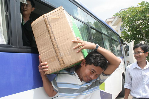 Phụ huynh và thầy cô giáo vận chuyển quà cùng đoàn tiếp sức