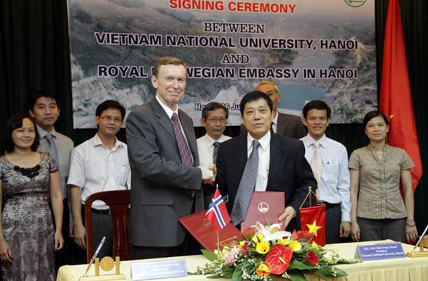 Đại sứ Na Uy và Giám đốc ĐHQG Hà Nội ký và trao văn bản hợp tác