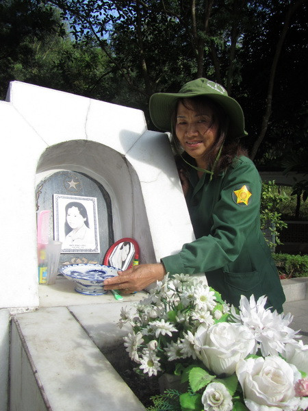 Chị Đặng Thị Yến bên mộ Hồ Thị Cúc