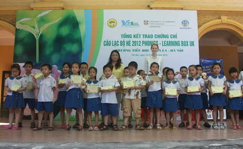 TGĐ Lê Thị Yên Bình và giáo viên bản ngữ trao Chứng chỉ cho học sinh (Ảnh: gdtd.vn)