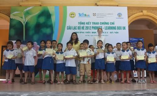 TGĐ Lê Thị Yên Bình và giáo viên bản ngữ trao Chứng chỉ cho học sinh (Ảnh: gdtd.vn)