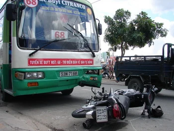 Tp.HCM: Xe buýt lại tông vào xe máy