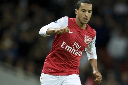 Liverpool nhảy vào cuộc đua giành chữ ký Theo Walcott