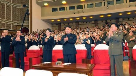 Kim Jong – un xuất hiện với người phụ nữ bí ẩn