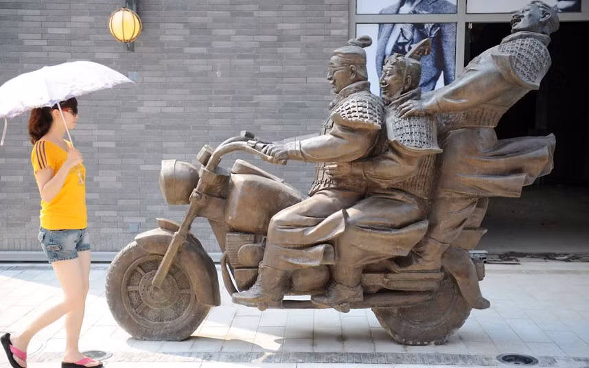 Những hình ảnh ấn tượng trong tuần ảnh 6 An artist has created sculptures of modern day Terracotta Warriors shopping, riding a motorcycle and sprawled on a bench in Xi’an, capital of northwest China’s Shaanxi Province...