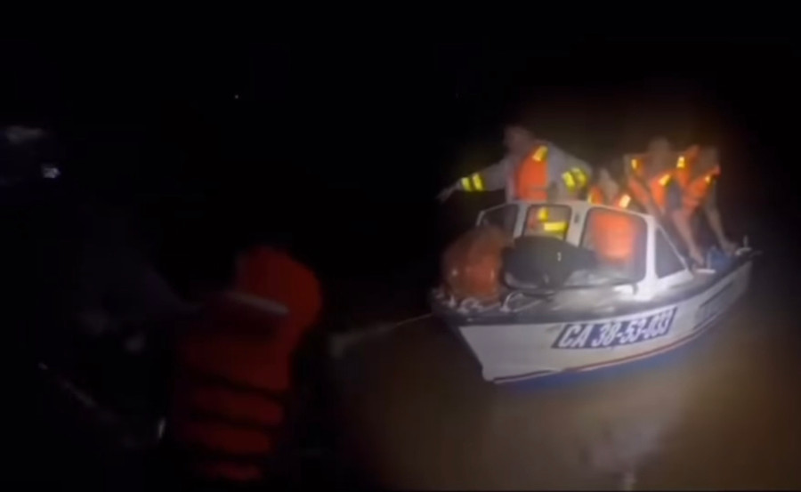 Lực lượng chức năng Hà Tĩnh huy động phương tiện đưa 9 công nhân vào bờ an toàn.