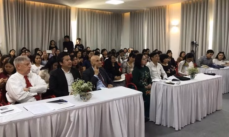 Thứ trưởng Ngô Thị Minh, Ngài Đại sứ cùng các đại biểu tham dự hội thảo