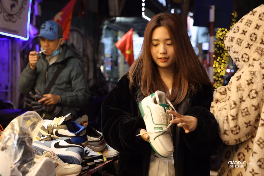 Trong khoảng 1 - 2 tuần trước tết, các shop tại Hàng Bông cũng đưa hàng cũ quá mùa ra đổ xả hàng tại vỉa hè với giá chỉ bằng 50 - 70 % so với giá niêm yết ban đầu.