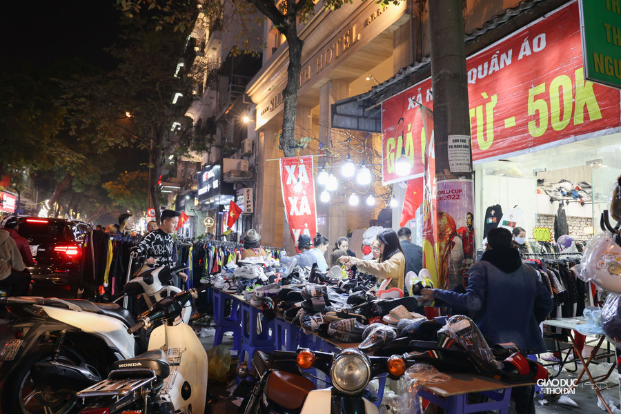 Phong phú về kiểu dáng, mẫu mã, kích cỡ, chất liệu, đa dạng về chất lượng… đáp ứng nhu cầu của khá đông người dân là điều dễ thấy đối với các mặt hàng quần áo giảm giá cuối năm.