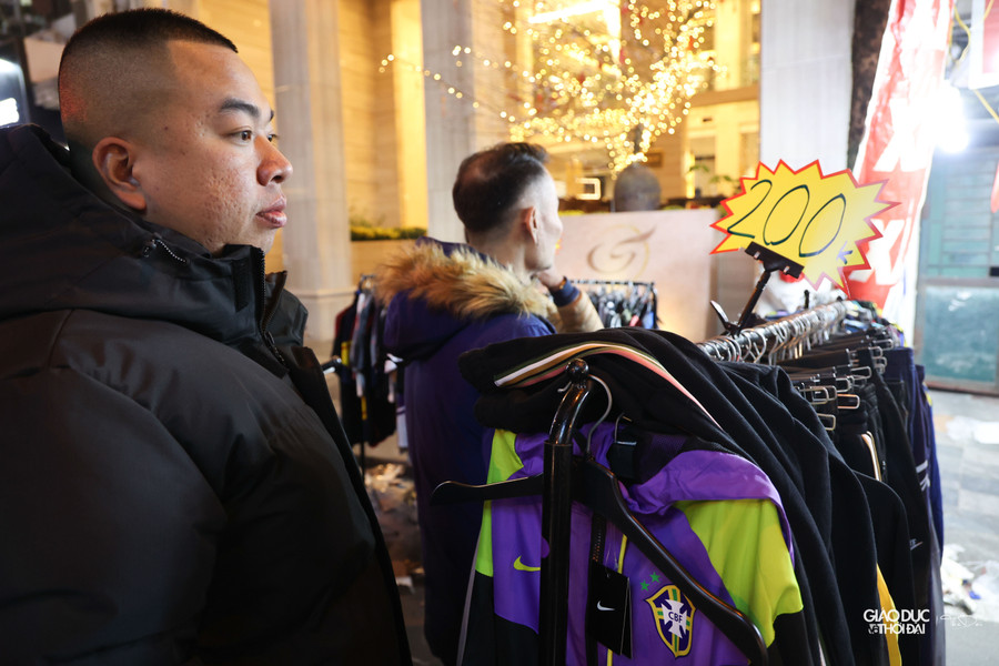 Trên tuyến phố Hàng Bông hướng về hồ Gươm, tùy theo mẫu mã, chất liệu, kiểu dáng các mặt hàng thời trang được giảm từ 20-50%, có nơi giảm tới 70%.