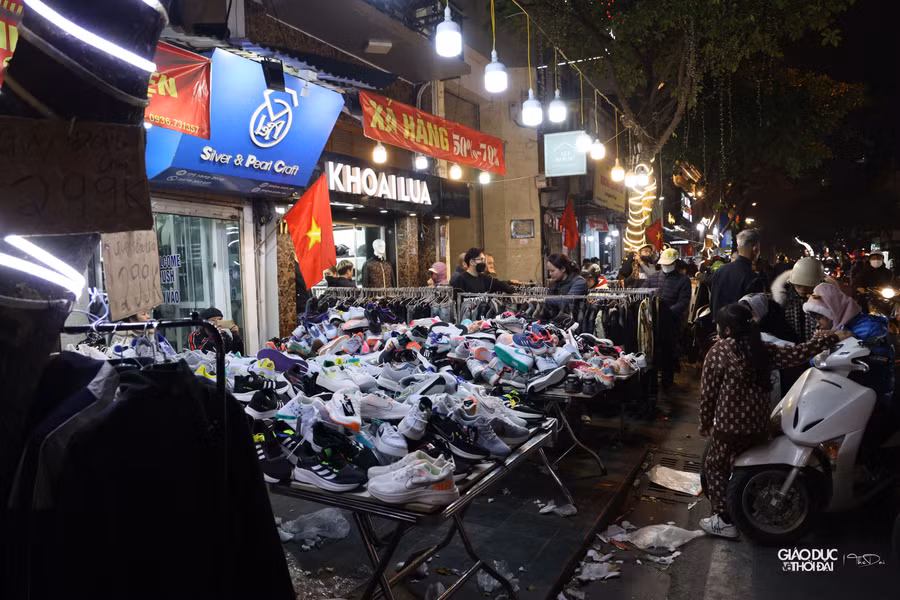 Giá cả hàng tồn cũng rất vừa phải, áo khoác 500 - 700 ngàn đồng, chân váy 100 - 400 ngàn đồng, áo len 100 - 500 ngàn đồng tùy loại....