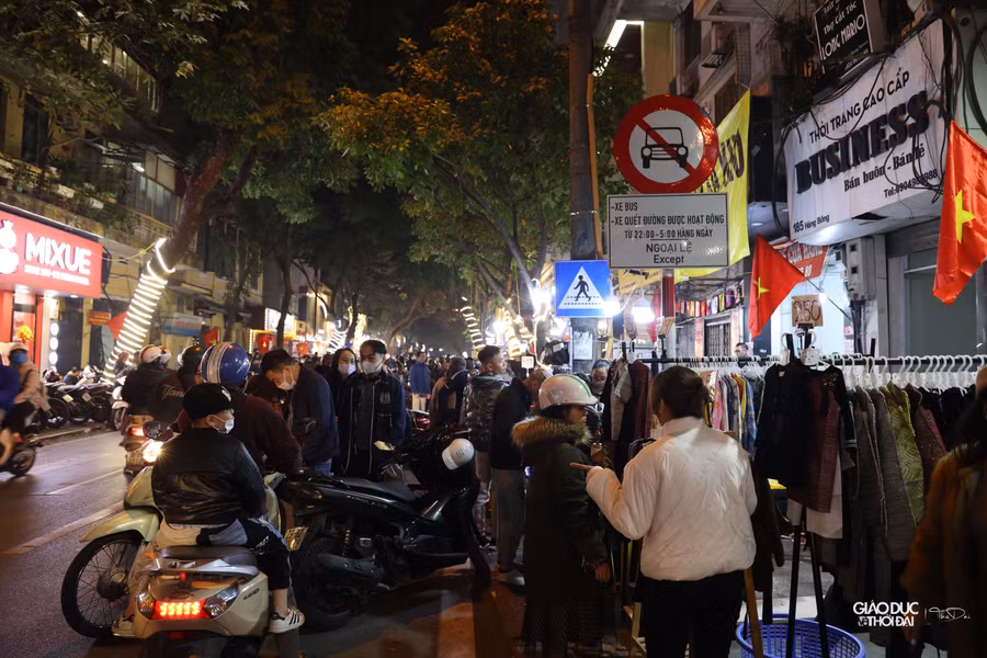 Đã rất khuya, phố Hàng Bông vẫn nườm nượp người tập trung về mua sắm.