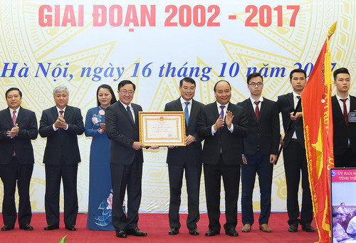 Thủ tướng Nguyễn Xuân Phúc trao Huân chương Lao động cho Ngân hàng chính sách xã hội Thủ tướng Nguyễn Xuân Phúc trao Huân chương Lao động cho Ngân hàng chính sách xã hội