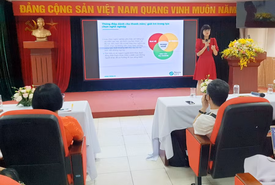 Các diễn giả tham gia thảo luận tại Toạ đàm