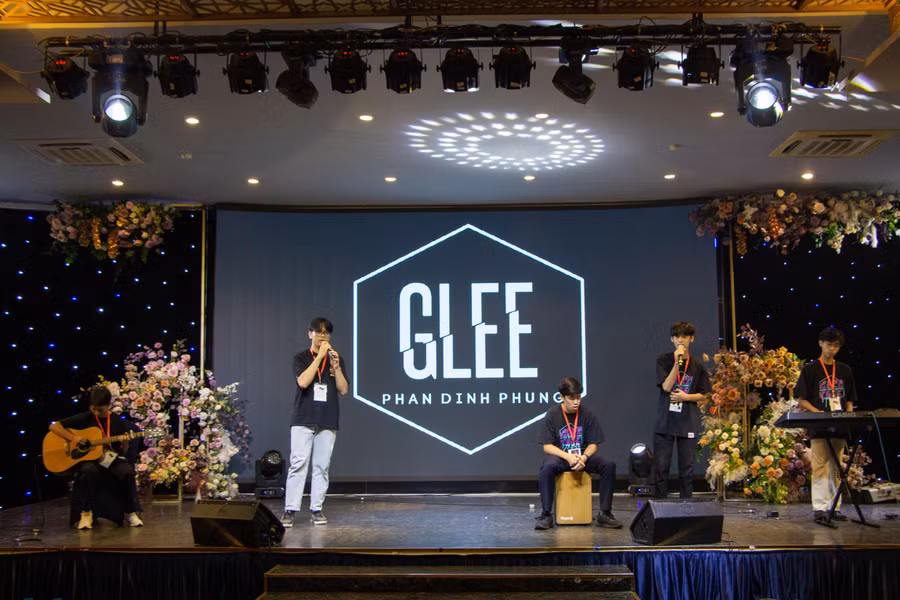 Những tiết mục mở đầu chương trình đến từ nhiều CLB của các trường THPT tại Hà Nội. Những tiết mục mở đầu chương trình đến từ nhiều CLB của các trường THPT tại Hà Nội.