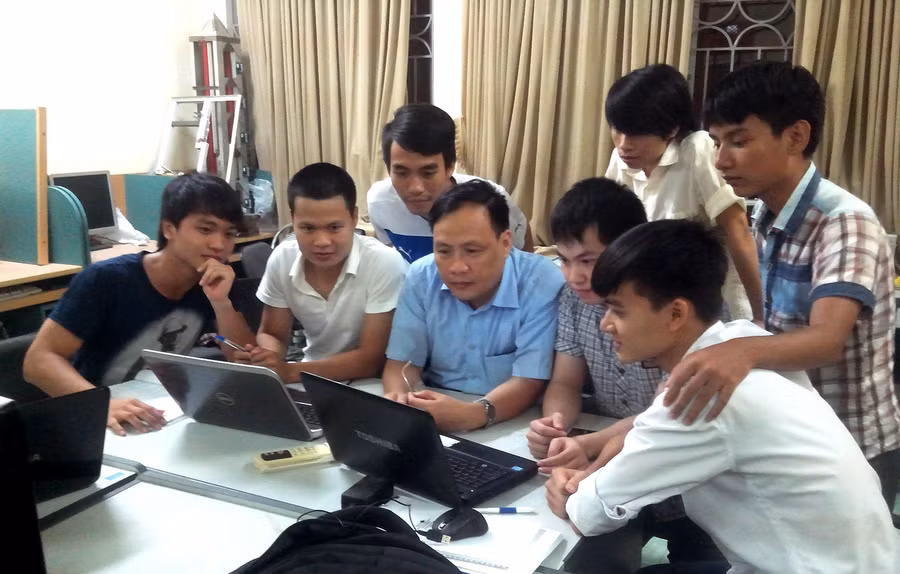 GS.TSKH Nguyễn Đình Đức - Trưởng Ban Đào tạo ĐHQGHN cùng sinh viên Trường ĐH Công nghệ