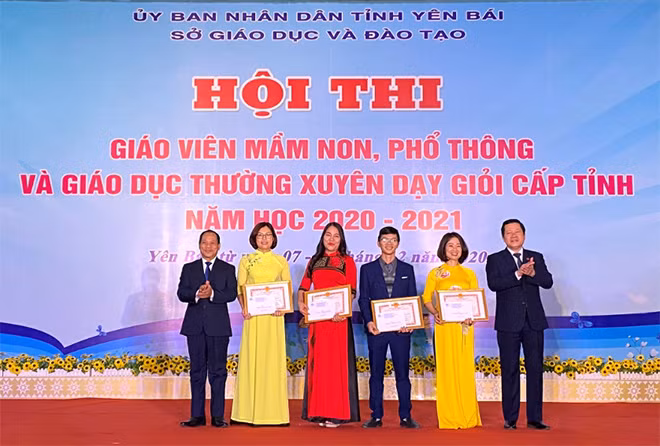 Các thầy cô giáo được trao giải Nhất