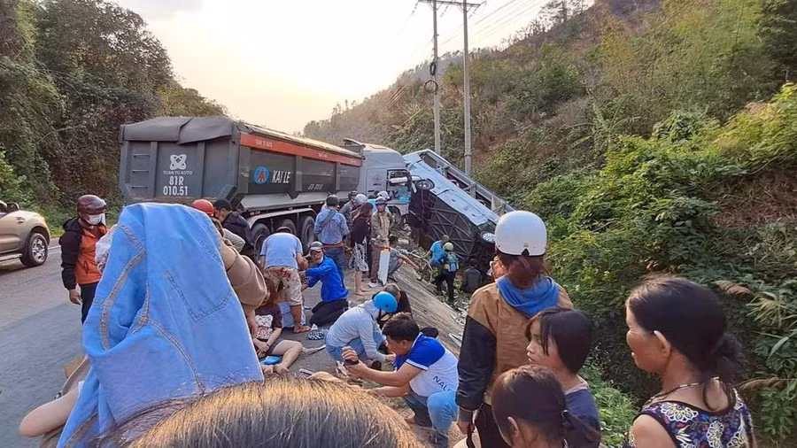 Người dân hỗ trợ sơ cứu cho các nạn nhân.