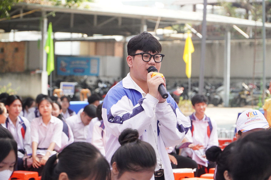 Học sinh đặt câu hỏi nhờ Ban tư vấn Đại học Đà Nẵng giải đáp.