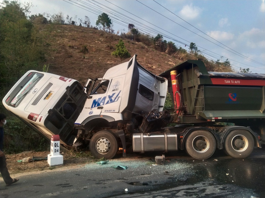 Hiện trường vụ tai nạn khiến hàng chục người thương vong.