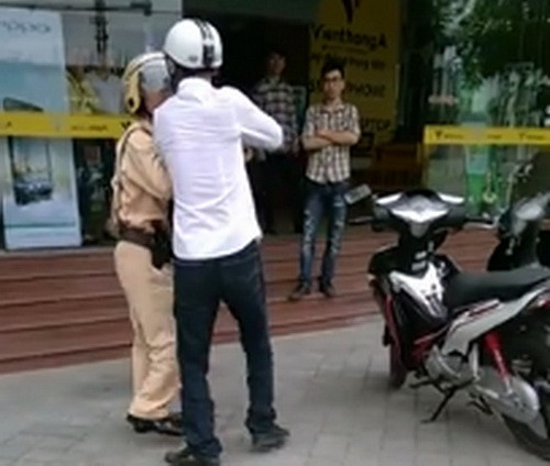 Trần Quang Độ đang hành hung Thiếu tá Ngô Hồng Hải. Ảnh từ clip Trần Quang Độ đang hành hung Thiếu tá Ngô Hồng Hải. Ảnh từ clip