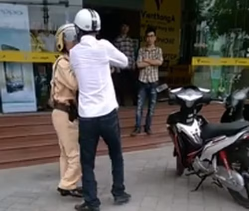 Trần Quang Độ đang hành hung Thiếu tá Ngô Hồng Hải. Ảnh từ clip