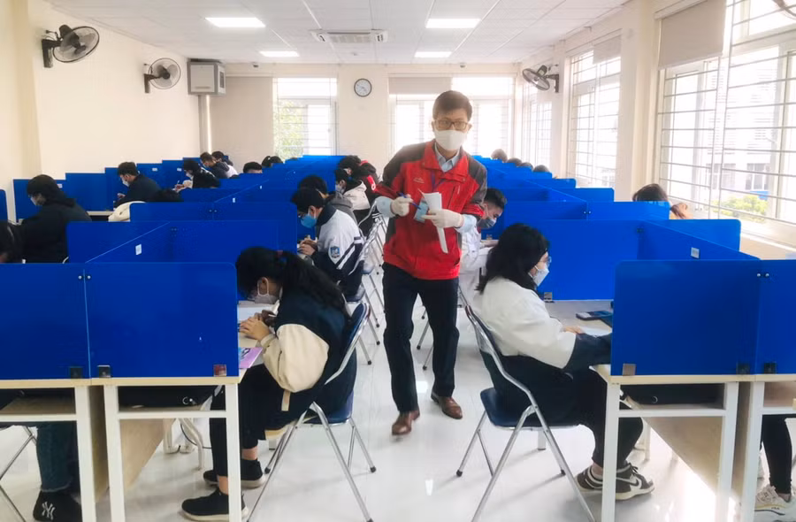 Phòng thi được bố trí đủ khoảng cách an toàn cho thí sinh yên tâm làm bài thi 