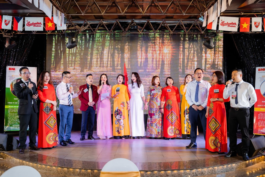 Tiết mục biểu diễn bài hát do chính các doanh nhân của Givers Chapter biên đạo, trình bày trong buổi BOD đã gây ấn tượng cho các khách mời Tiết mục biểu diễn bài hát do chính các doanh nhân của Givers Chapter biên đạo, trình bày trong buổi BOD đã gây ấn tượng cho các khách mời