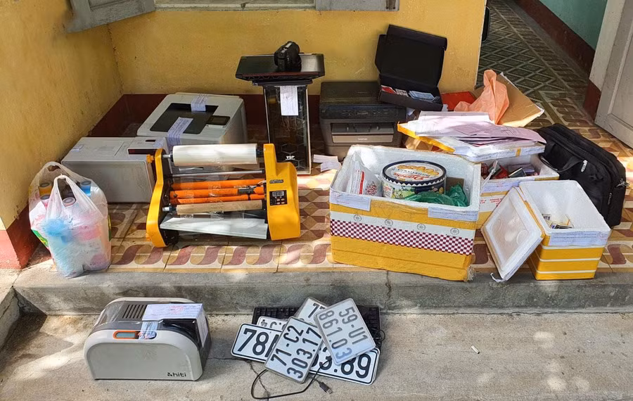 Máy móc phục vụ việc sản xuất “sổ đỏ” giả của đối tượng Trần Đình Thành.