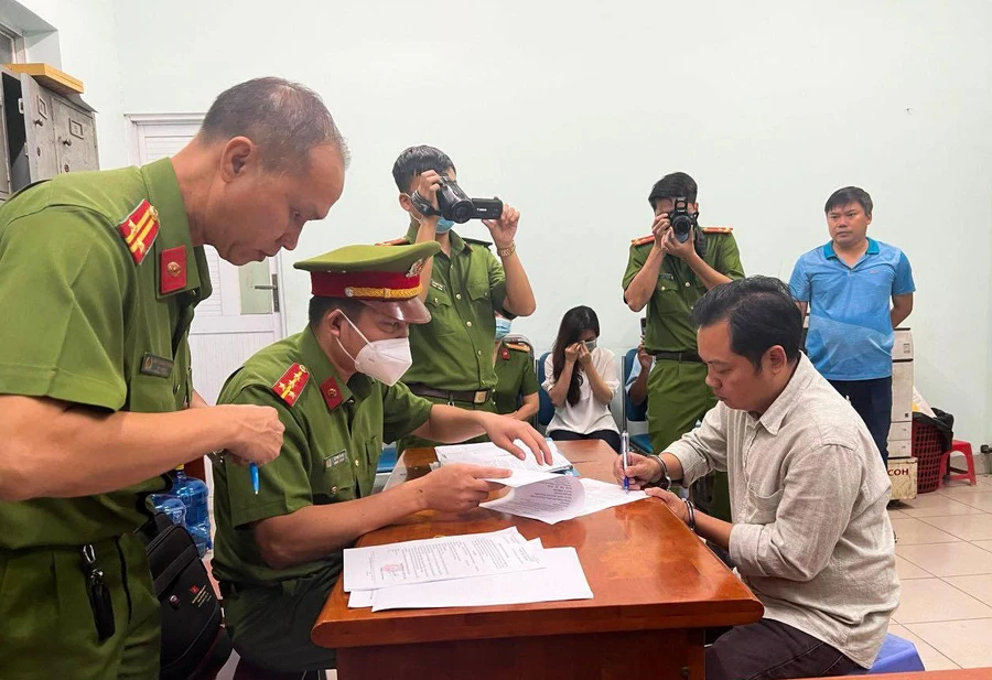 Cơ quan công an thi hành các biện pháp tố tụng đối với bị can Lê Anh Xuân.