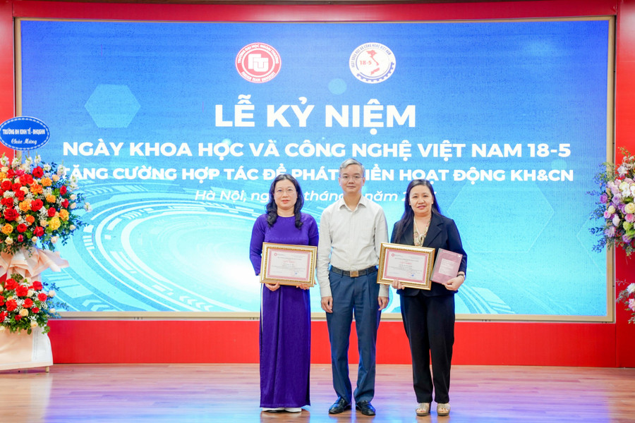 Lãnh đạo nhà trường đã trao tặng quyết định khen thưởng tới các tập thể và cá nhân.