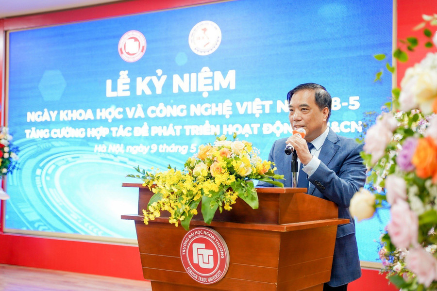 PGS.TS Bùi Anh Tuấn - Hiệu trưởng Trường ĐH Ngoại thương phát biểu tại buổi lễ.