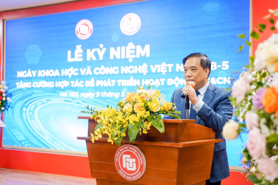 PGS.TS Bùi Anh Tuấn - Hiệu trưởng Trường ĐH Ngoại thương phát biểu tại buổi lễ.