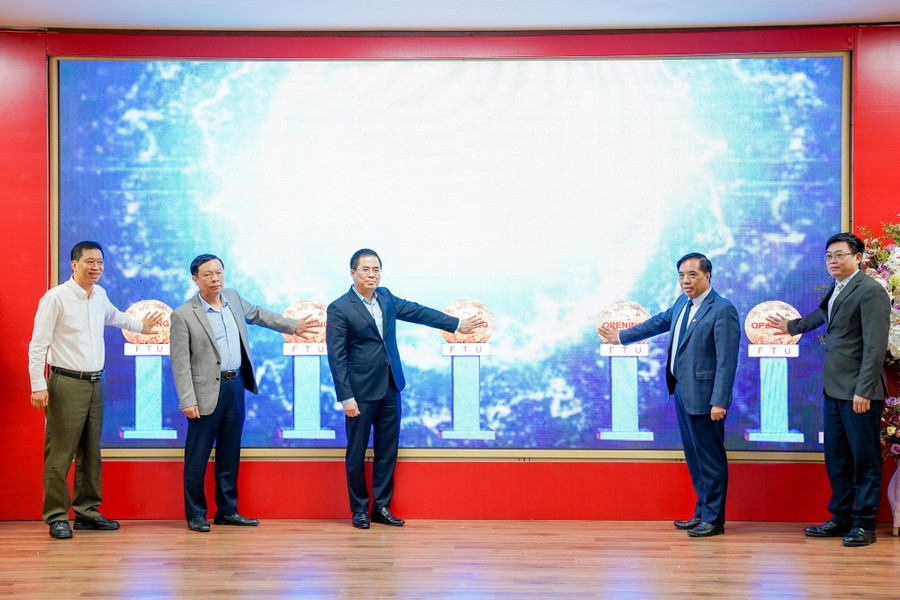 Đại biểu nhấn nút kích hoạt Cổng Sách điện tử của Trường ĐH Ngoại thương.