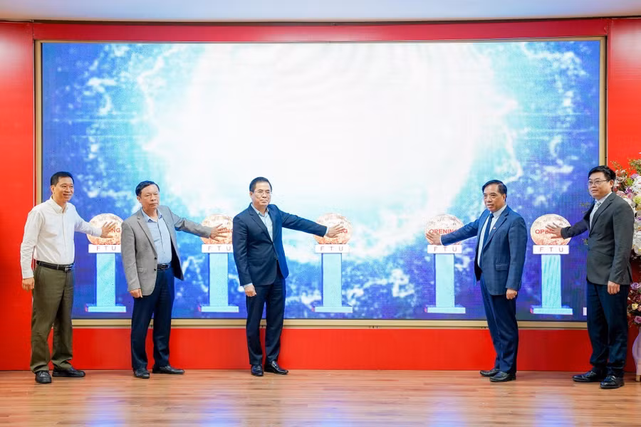 Đại biểu nhấn nút kích hoạt Cổng Sách điện tử của Trường ĐH Ngoại thương.