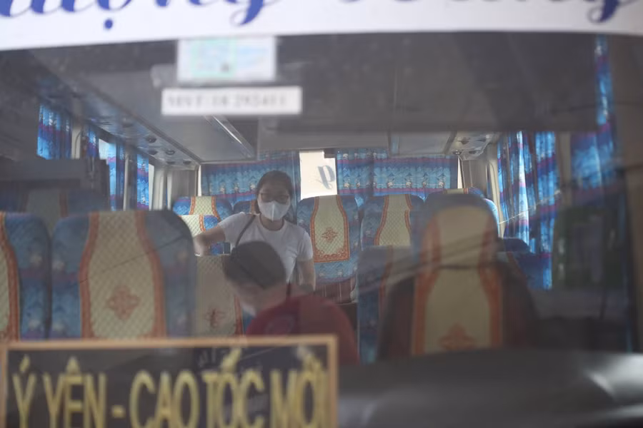 Các nhà xe chủ yếu nhận hàng hóa. Còn bên trong khoang xe không kiếm nổi một bóng hành khách.