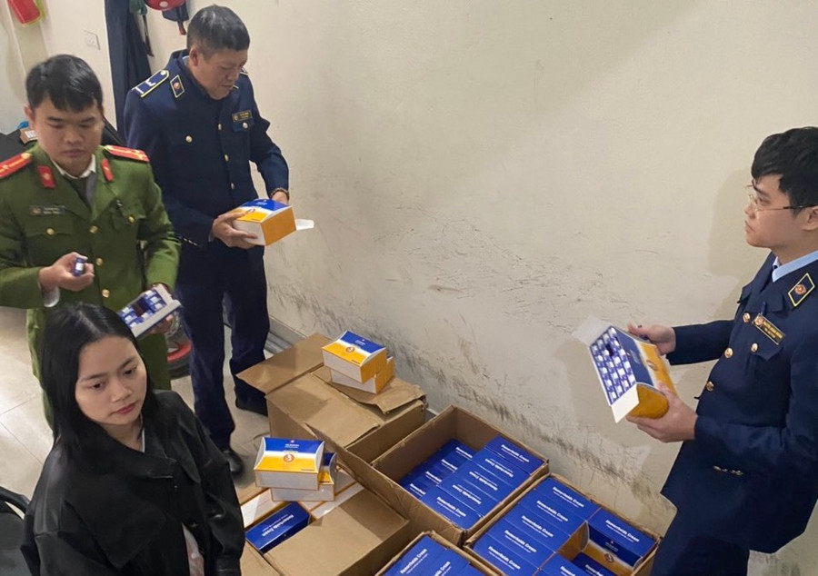 Lực lượng QLTT kiểm tra hoạt động tại cơ sở kinh doanh của bà H. Lực lượng QLTT kiểm tra hoạt động tại cơ sở kinh doanh của bà H.