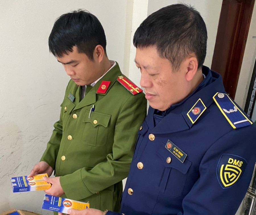 Toàn bộ lô hàng hơn 2.000 sản phẩm bị lực lượng chức năng thu giữ. Toàn bộ lô hàng hơn 2.000 sản phẩm bị lực lượng chức năng thu giữ.