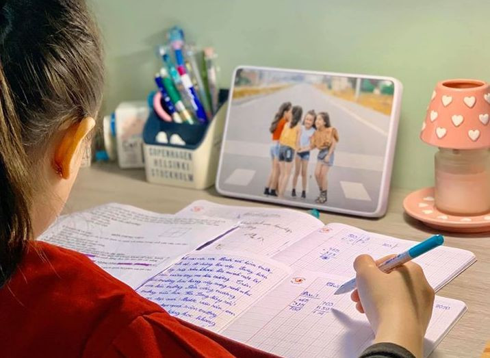 Học sinh tự học ở nhà trả bài qua mạng Học sinh tự học ở nhà trả bài qua mạng