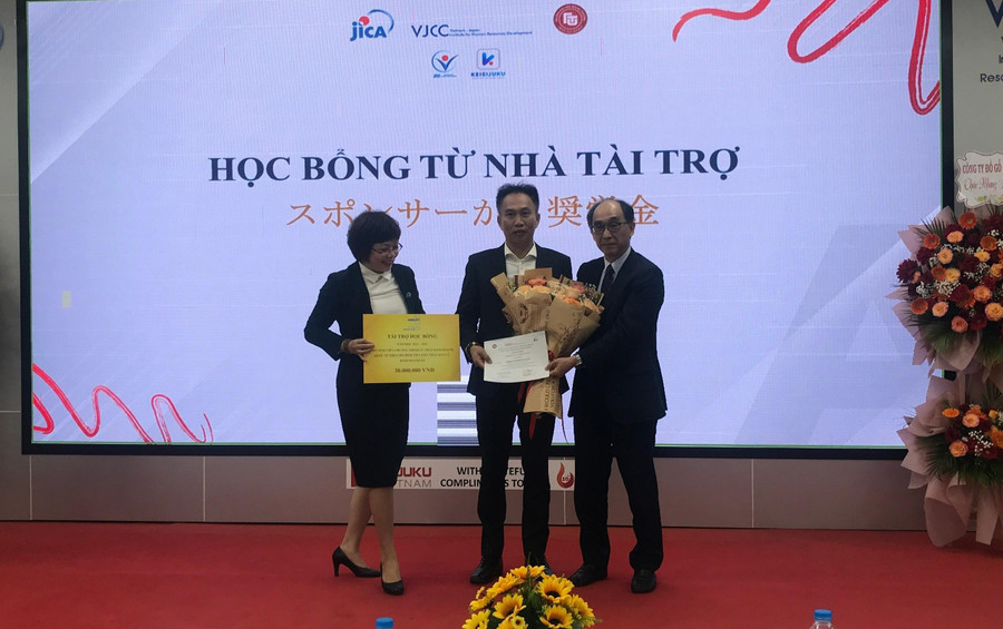 Các doanh nghiệp và đối tác trao học bổng cho sinh viên tại buổi lễ. Các doanh nghiệp và đối tác trao học bổng cho sinh viên tại buổi lễ.