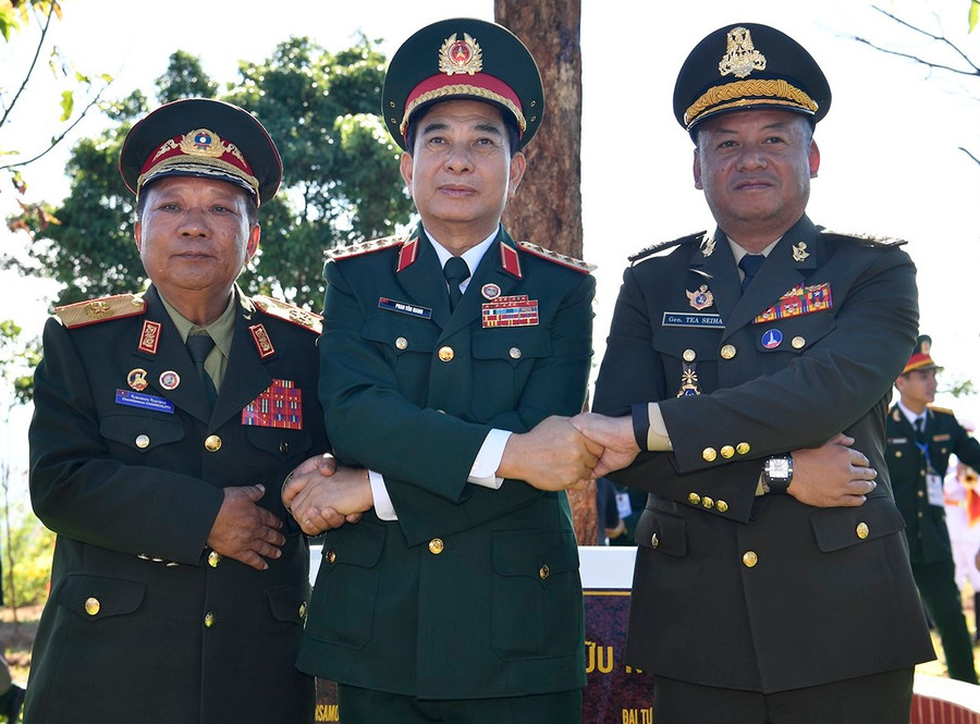 Bộ trưởng Quốc phòng ba nước bắt tay thể hiện mối quan hệ hữu nghị, đoàn kết và hợp tác toàn diện giữa ba nước. Bộ trưởng Quốc phòng ba nước bắt tay thể hiện mối quan hệ hữu nghị, đoàn kết và hợp tác toàn diện giữa ba nước.