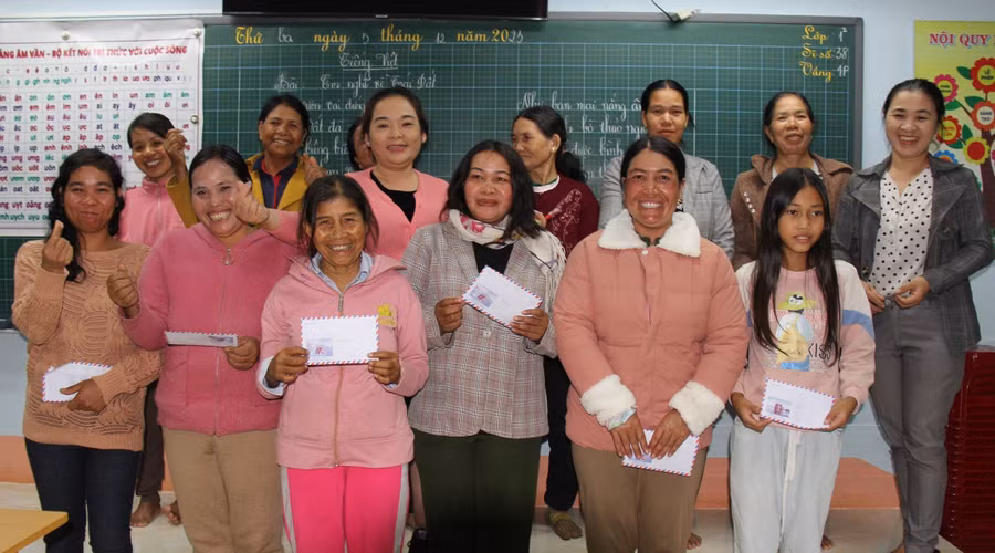Học viên tại Gia Lai được hỗ trợ khi hoàn thành chương trình xóa mù chữ.