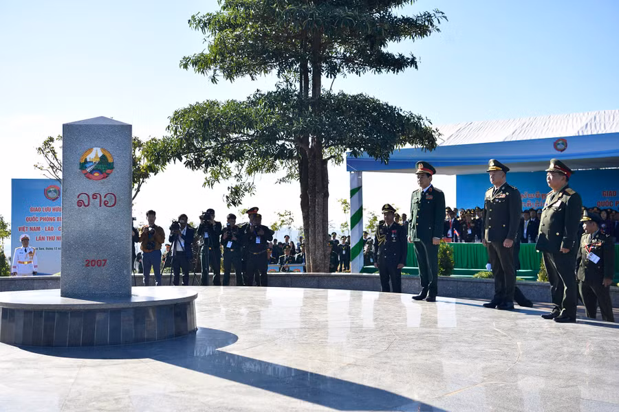 Bộ trưởng Bộ Quốc phòng ba nước Việt Nam - Lào - Campuchia làm lễ tại cột mốc ba biên.