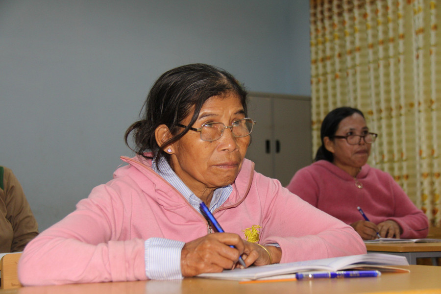 Những người phụ nữ tóc đã ngã hai màu lần đầu tiên cầm bút viết.